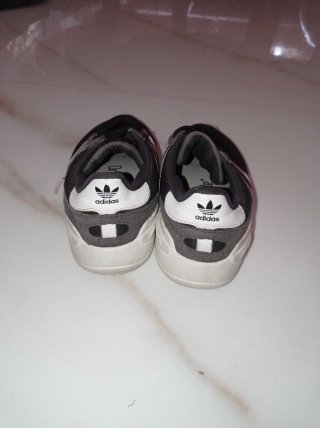 Zapatillas Adidas Negras y Grises