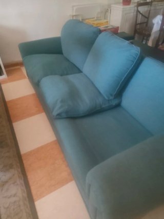 Estupendo Sofá de 3 plazas azul. Tela lavable.