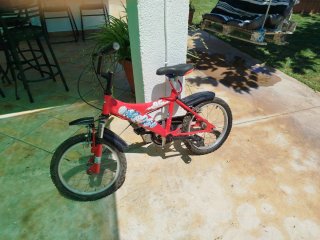 Bicicleta infantil roja