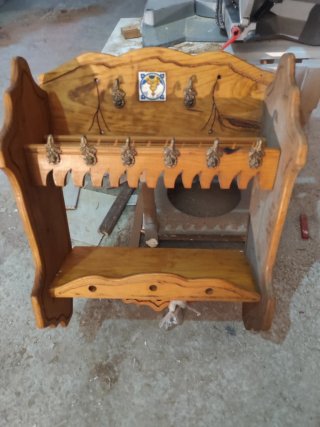 Estantería de madera con ganchos