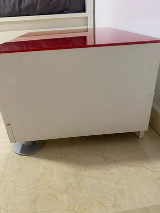 Mesita de noche blanca y roja