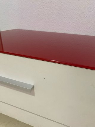 Mesita de noche blanca y roja