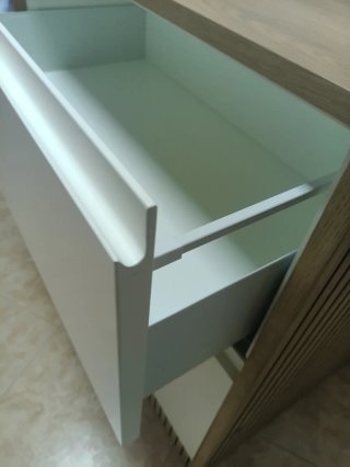 Mueble cajonera beige y marrón