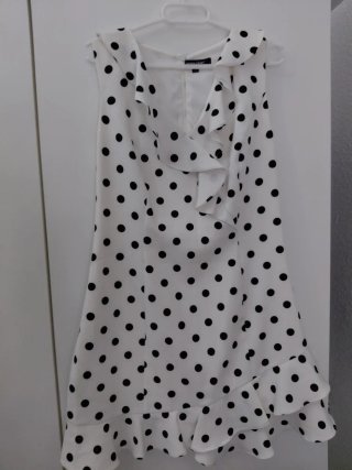 Vestido blanco y negro lunares