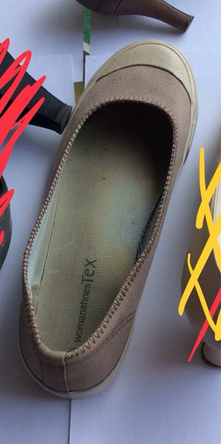 Zapatos negros con tachuelas y otros. 18,21€ par