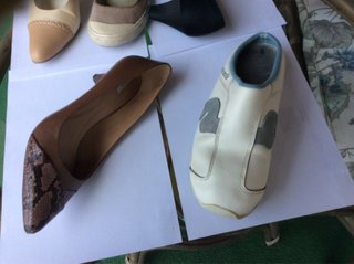 Zapatos negros con tachuelas y otros. 18,21€ par