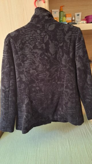 Chaquetón Desigual corto.