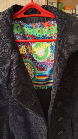 Chaquetón Desigual corto.