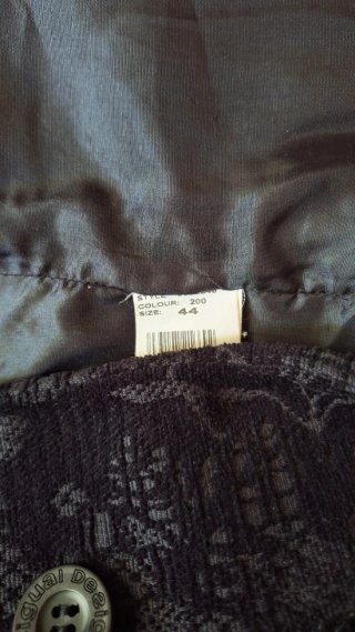 Chaquetón Desigual corto.