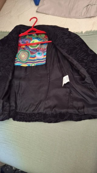 Chaquetón Desigual corto.