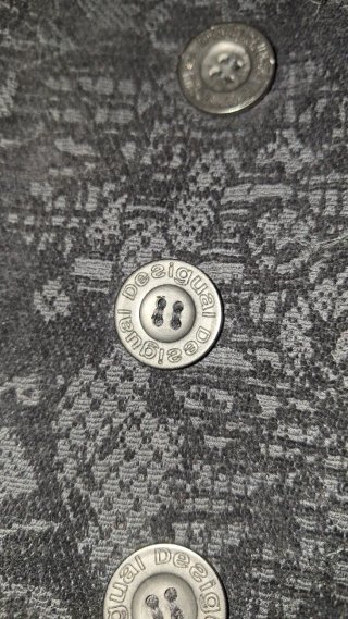 Chaquetón Desigual corto.