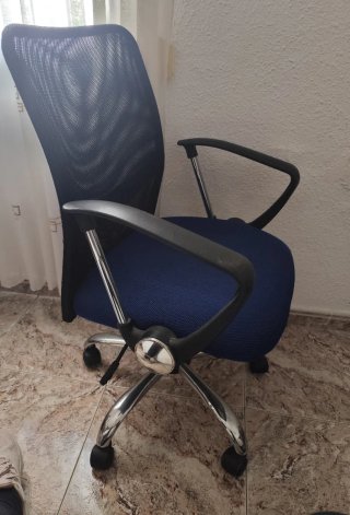 Silla de oficina giratoria azul y negra