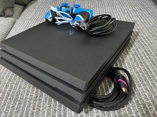 Consola PS4 Pro Sony Negra y Azul Incluye 1 mando.