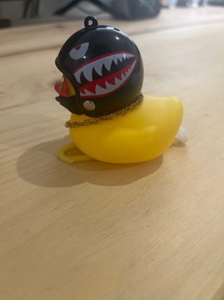 Pato para patinete con gafas y cadena