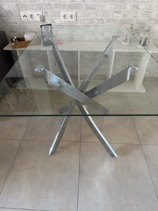 Mesa comedor con 6 sillas blancas