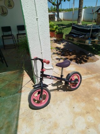 Bici de equilibrio infantil negra y rosa