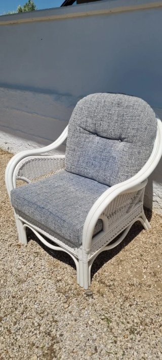 Sillón bambú blanco con cojines grises