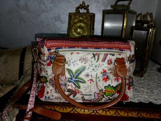 Bolso estampado floral y de mariposas
