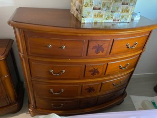 Cómoda de madera marrón