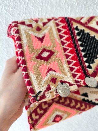 Bolso de mano con adornos