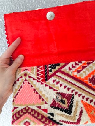 Bolso de mano con adornos
