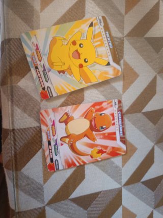 Cartas Pokémon Pikachu y Charmander