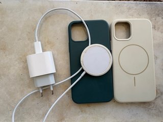 iPhone 12 + fundas y cargador