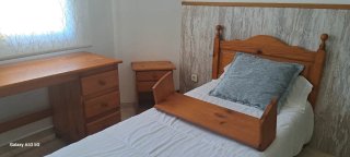 Dormitorio completo madera de pino color miel.
