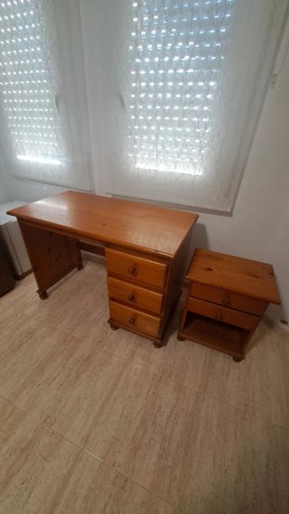 Dormitorio completo madera de pino color miel.