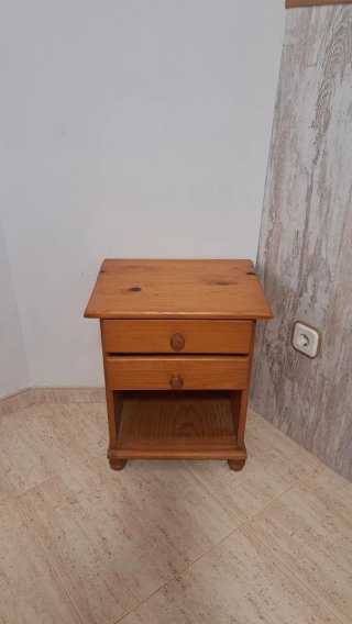 Dormitorio completo madera de pino color miel.