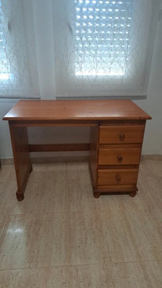 Dormitorio completo madera de pino color miel.