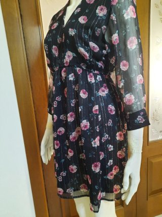 Abito nero con rose