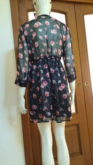 Abito nero con rose