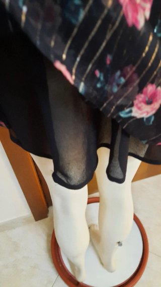 Abito nero con rose