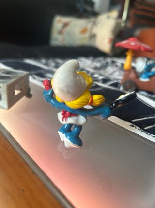 Figuras de Pitufos en Mecedora