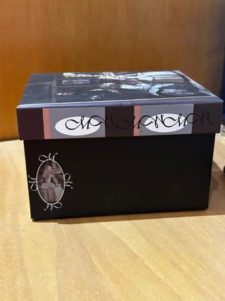 Figura Menina Velázquez con caja y bolígrafo