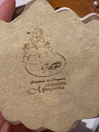 Figura Menina Velázquez con caja y bolígrafo