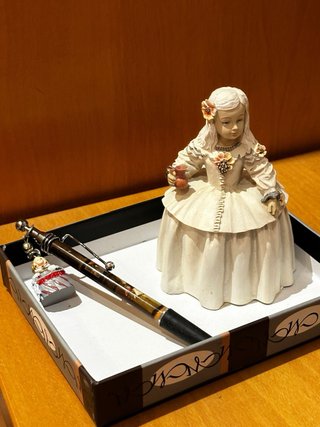 Figura Menina Velázquez con caja y bolígrafo