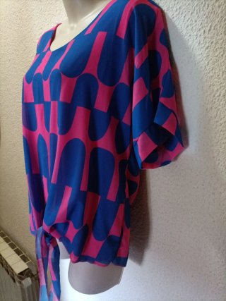 Blusa estampada nudos azul y rosa