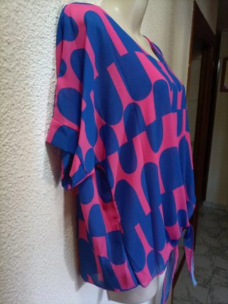 Blusa estampada nudos azul y rosa