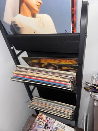 Mueble para vinilos de metal y madera