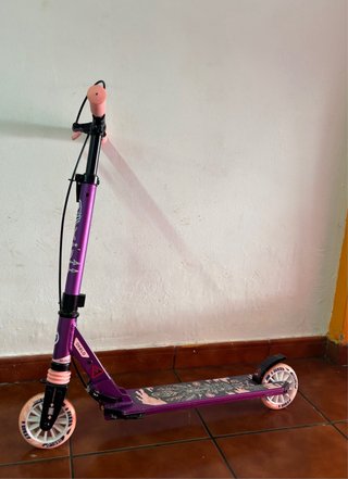 Patinete morado con ruedas grandes
