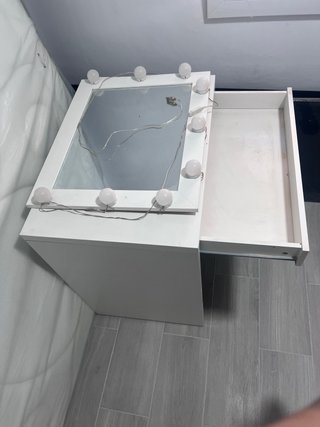 Tocador blanco con espejo y luces