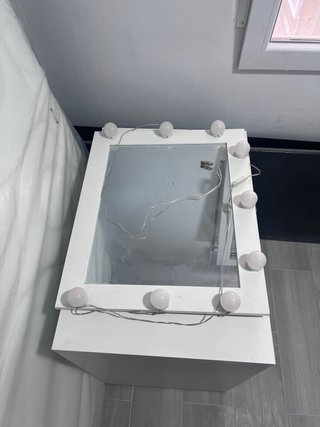 Tocador blanco con espejo y luces