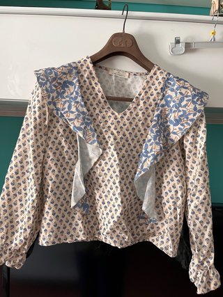 Blusa estampada floral con volantes