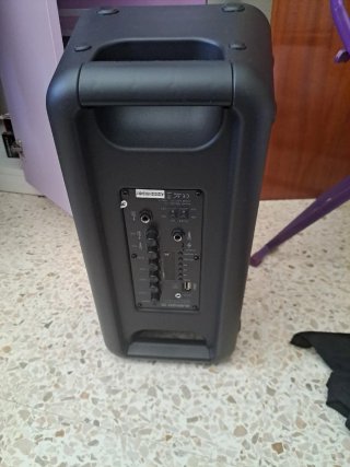 Altavoz negro mediano