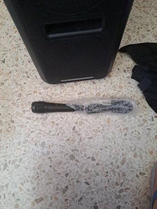 Altavoz negro mediano