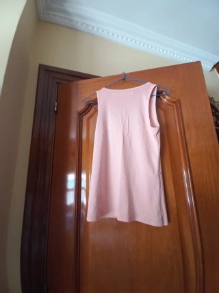 Camiseta rosa con flor