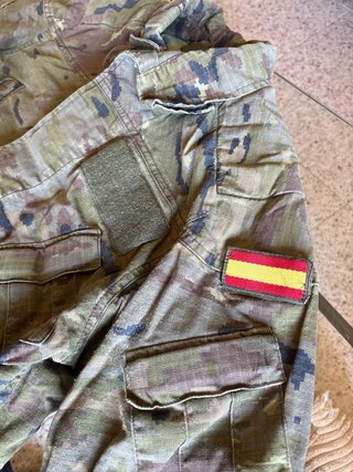 Pantalones y chaquetilla cargo camuflaje tierra