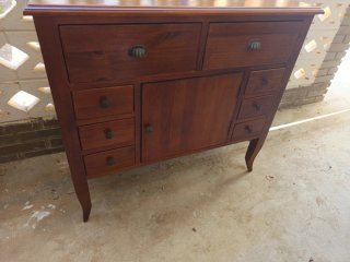 Cómoda de madera maciza con cajones y puerta